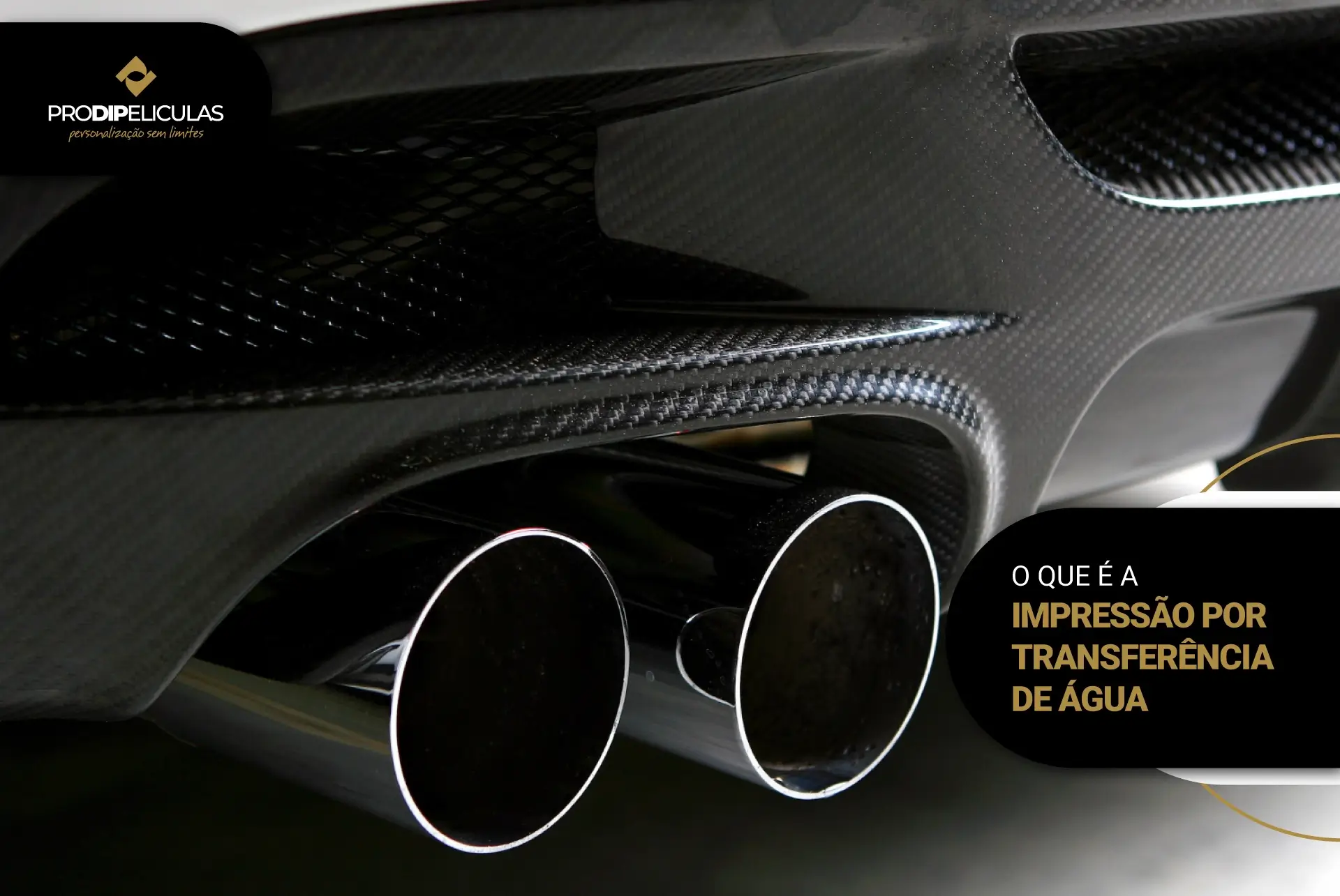 Traseira e escape de um carro com design de carbono