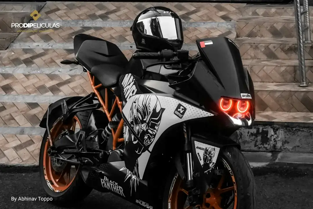 KTM com autocolante no lado esquerdo BlackPanther Luzes laranja e capacete no topo