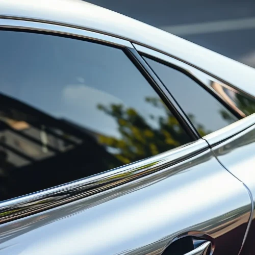 Carro prateado com vidro com películas solares